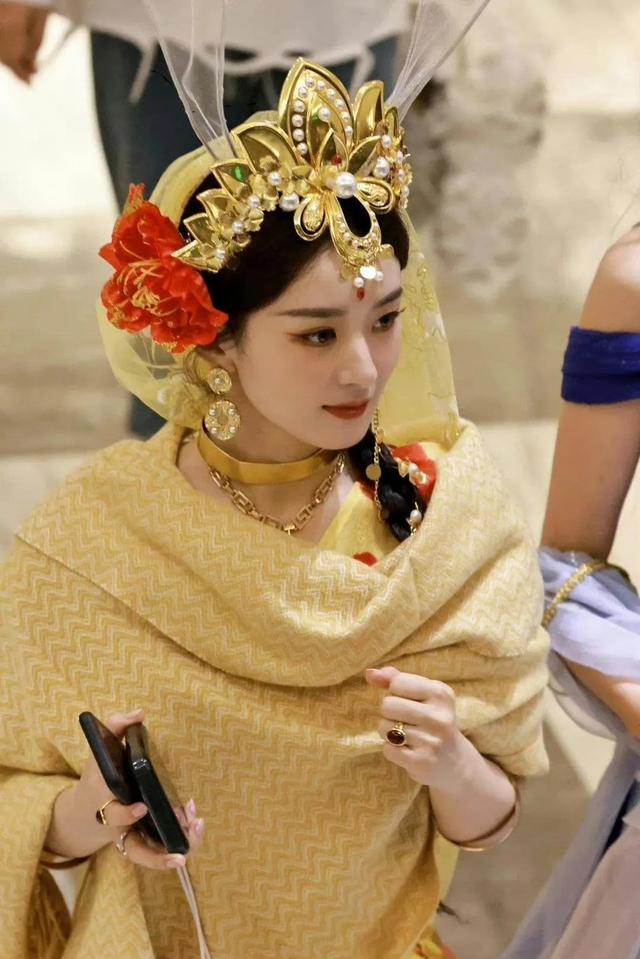 赵丽颖的腰臀比上午霸榜，不要命了，10000万网友直呼:减脂表在哪