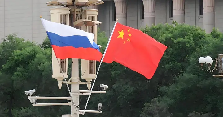 俄媒感叹：俄罗斯撑到现在始终没有垮掉，靠的是中国的双手托举