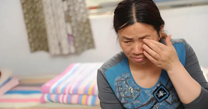 “当初没钱就别生我啊”，女儿大声吼出这句话，妈妈眼泪一直掉
