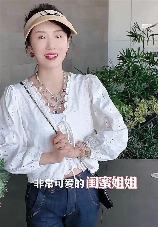 李念与总裁闺蜜美国度假，在唐人街吃糖葫芦，39岁生三娃身材好瘦