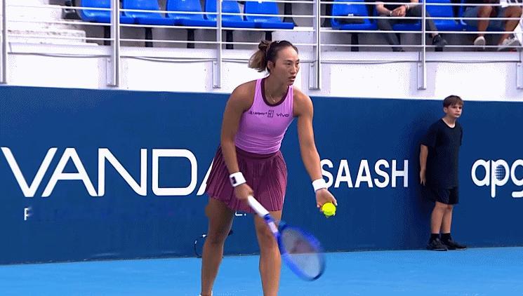 重返硬地首战告捷 郑钦文取得雅典赛开门红 WTA250雅典站首轮，郑钦...
