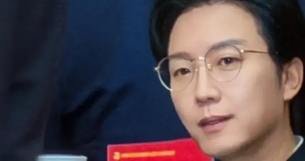 47岁李玉刚现状：卖掉北京豪宅，搬深山生活，分文不取歌曲授权费