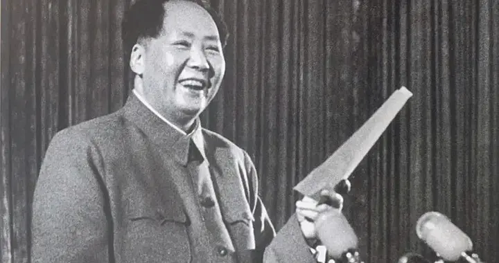 1955年大授衔：独腿将军拄拐站后排，毛主席：钟赤兵，坐到前排来