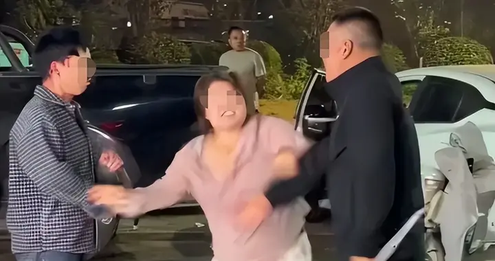男子撞见妻子出轨，怒抄铁棍砸人、烧车泄愤，路人曝内情 警方介入