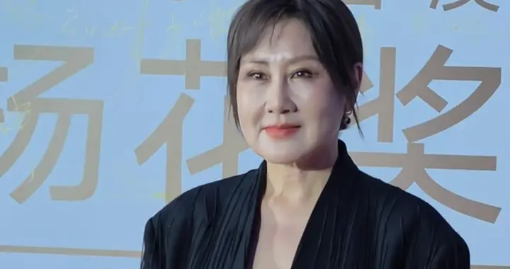 这居然是张凯丽，63岁的她留长发了，穿短裙换风格了