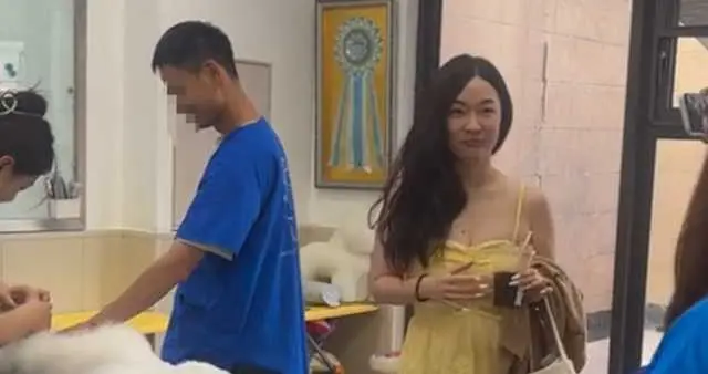 陕西偶遇霍思燕夫妇，杜江手上拎着一大袋肉夹馍，都够他俩吃3天