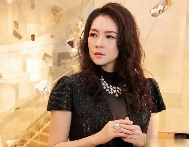 章子怡成都亮相，黑色钻石西服套装尽显优雅贵气