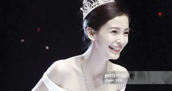 Angelababy在白纸上签名：一笔一画里的真诚回响