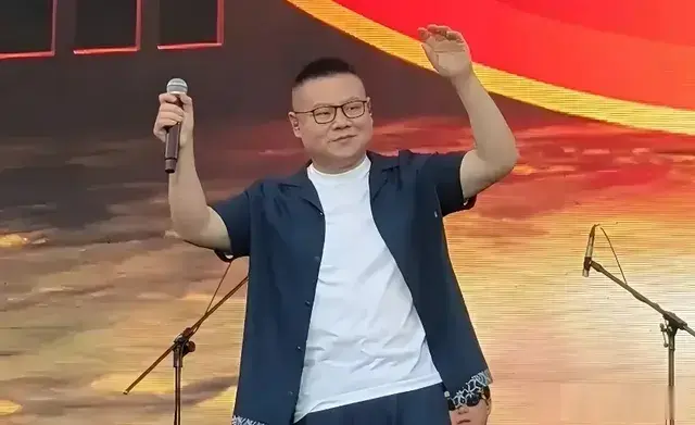 看岳云鹏跨界演唱会，享独特音乐盛宴，见证他多元才华绽放！