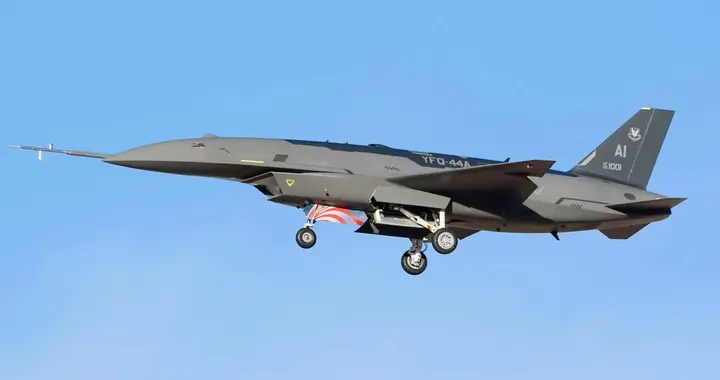 歼20迎来新的挑战？F22A战斗机有新能力，外媒：可以指挥忠诚僚机