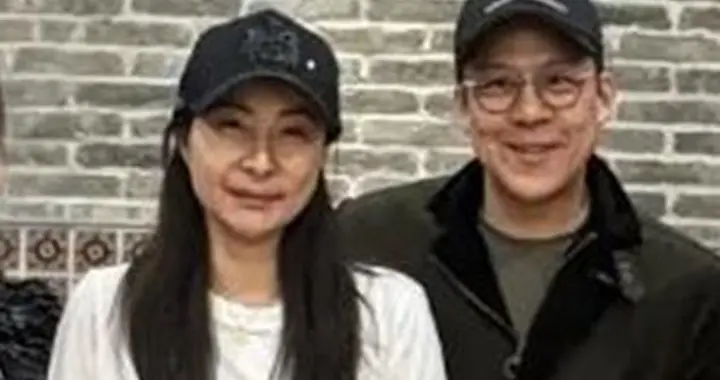郭晶晶带老公孩子回娘家，霍启刚站老婆身后当陪衬，俩人都好实在