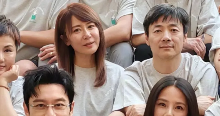 赵薇晒北电96级同学聚会照，黄晓明保养太绝，与男同学们像差了辈