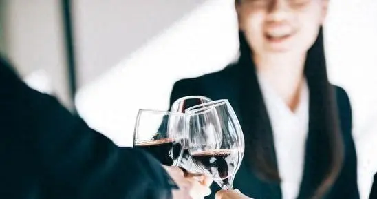 行长酒后吐真言：别轻易把银行铁饭碗砸了，甭只盯着那点基本工资