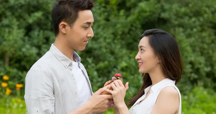 感情好不好，看身体就知道：能亲别吵，能抱别等