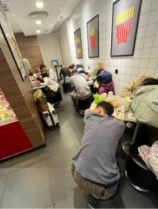 没钱还旅游，图啥？五一期间内地游客来到香港穷游，引起市民不满