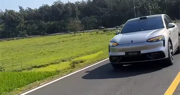 全新问界M6银色版实车曝光 鸿蒙智行家的走量型选手来了