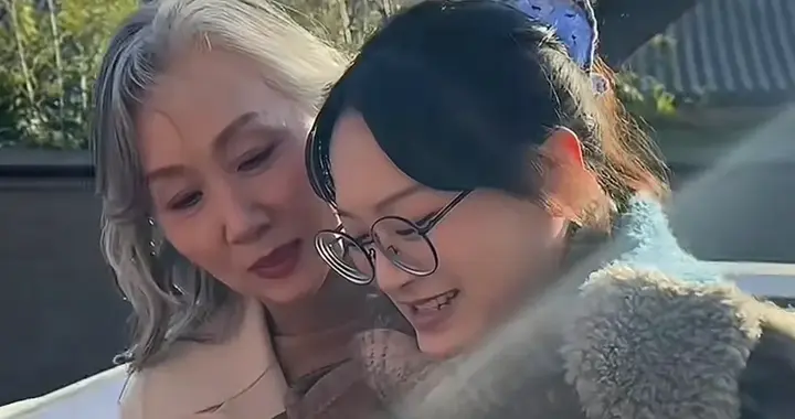 这是我们家小谢！奕姐一句话让网友纷纷点赞，儿媳高伯伯受冷落