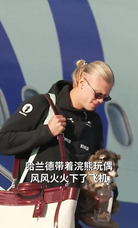 很多人以为，哈兰德在世界杯八强赛输球后回国，会独自关起门来消化失落。但...