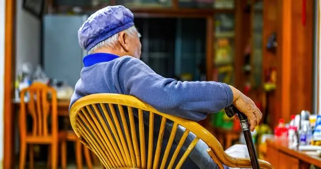 年迈的父母还健在，是子女的幸福还是负担，看看农村老人怎么说？