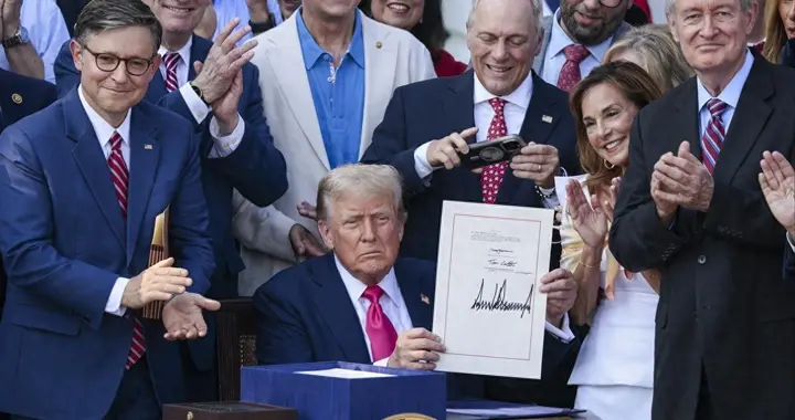 狂抛909亿美债！人民币站上C位，万亿资本出逃，死心塌地押注中国