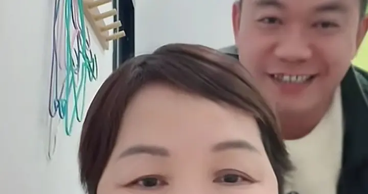 叶锐聪爸妈返程路过广西心情美 鱼老板调侃。昨晚直播聪爸被表扬