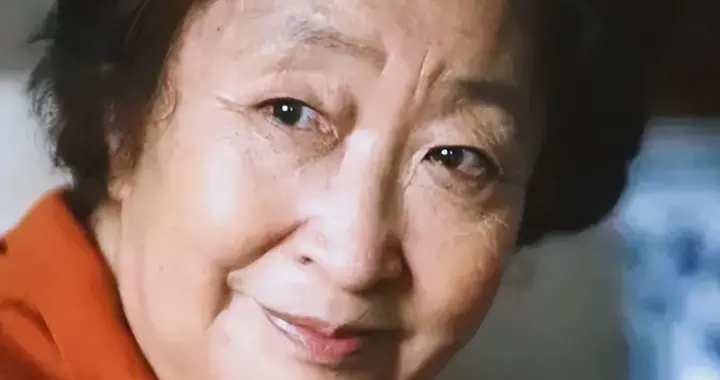 为爱息影8年伺候瘫痪丈夫，丈夫离世后，她64岁翻盘爆红全国