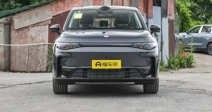 零跑C10：狂揽4000元补贴+充电桩免费送，性价比高的家用好车！