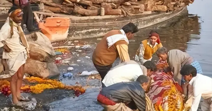 印度恐怖人骨黑市：火都没烧完就被偷走，变成富人纸巾盒？