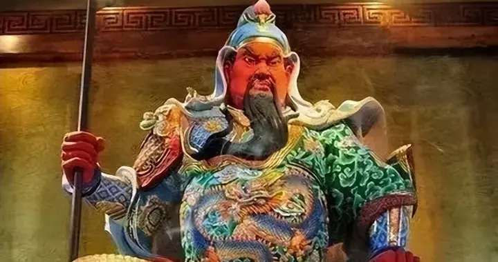 警察和黑帮都拜，学生和流氓也拜，中国人为什么都爱拜关羽？