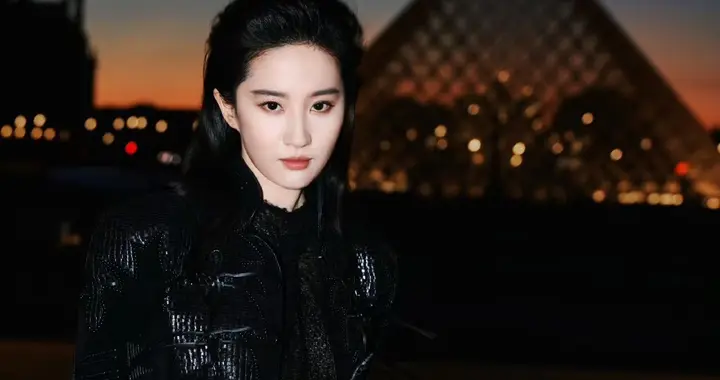 刘亦菲看秀look：背头暗黑风好美！ ​​​