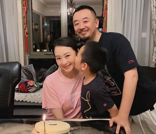 黄海波现状：早已财富自由，49岁胡子拉碴略显老，8岁儿子很像妈