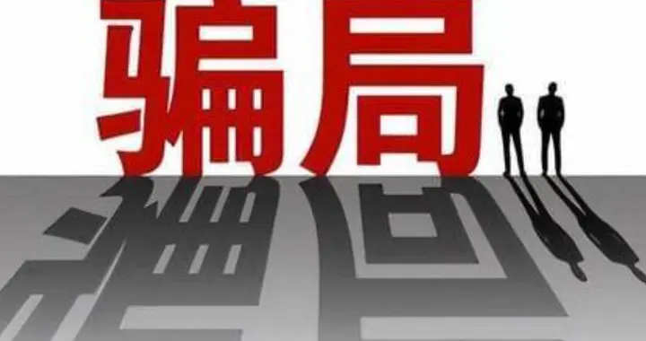 长沙街头惊魂一幕！盲眼老太专缠女性带路，转身熟练刷手机吓破胆