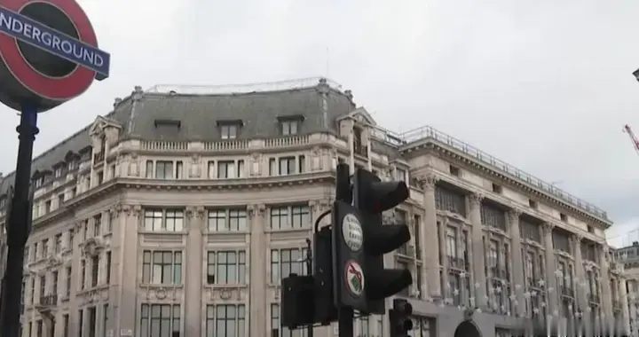 启程赴京前，英国首相终于签字，一个时代恐重启，特朗普羡慕中国