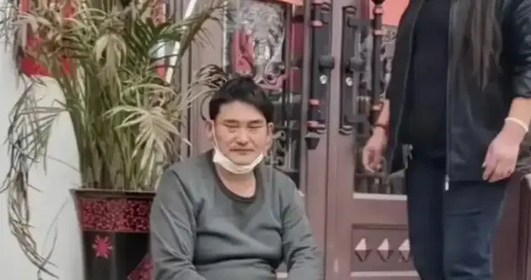 大衣哥商演被叫停后，大衣嫂满脸愁容诉苦，儿子生活压力也不小