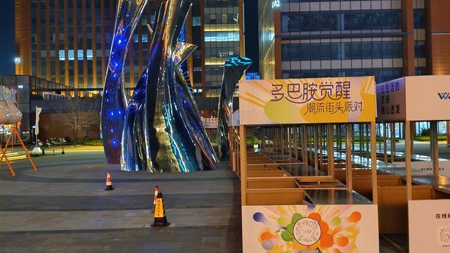 盖一鱼：吃饱喝足，哼着小曲，突然想去酒吧