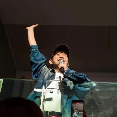 彩虹吃瓜娱乐：何炅本来说不来看谢娜演唱会