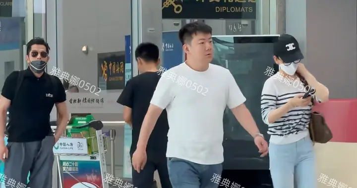 机场偶遇郭富城方媛，两人分开走难道一个是头等舱一个是经济舱？