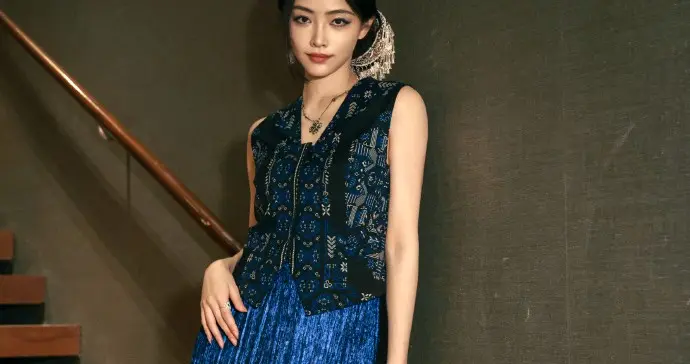 许佳琪穿着新中式旗袍脚踩高跟，气质大气优雅