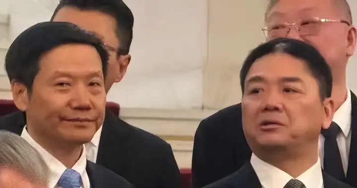 刘强东雷军同框C位！中德交流排面拉满，宇树王兴兴携机器人出圈