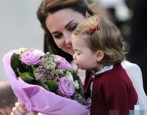 快看！夏洛特公主10年生日照，妥妥“小孩姐”气派，莉莉贝特输了