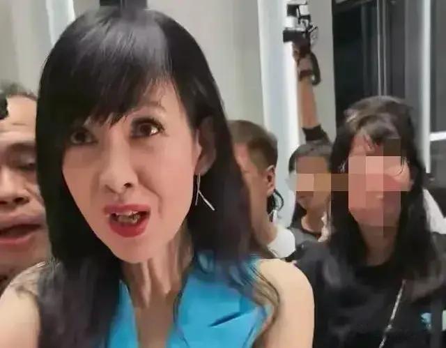 天呐这是周慧敏老到认不出来！罕见露面，牙齿凸嘴巴歪，面相变了