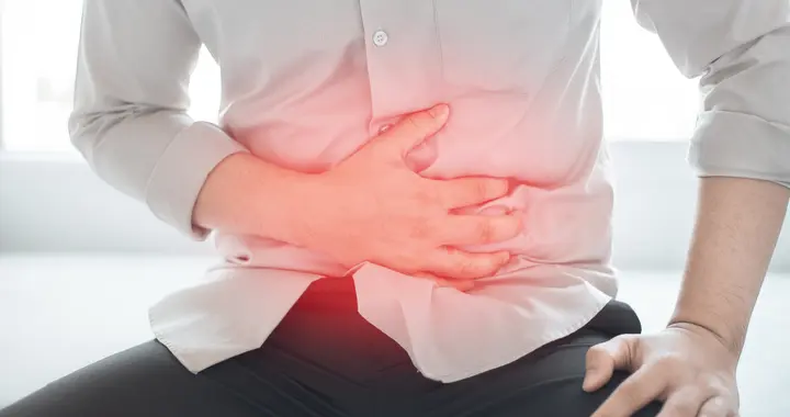 46岁男子胃胀2年不当回事，确诊胃癌晚期！医生：这4个信号别拖