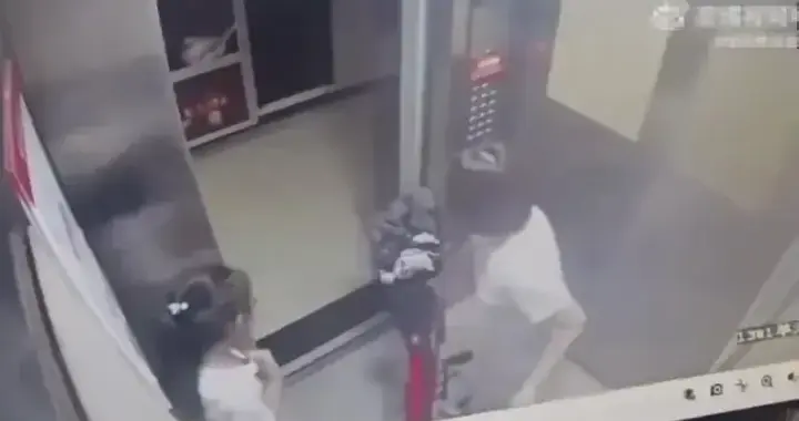 气愤：9岁女孩夸自行车漂亮，摸了一下车把手，被女车主掌掴。