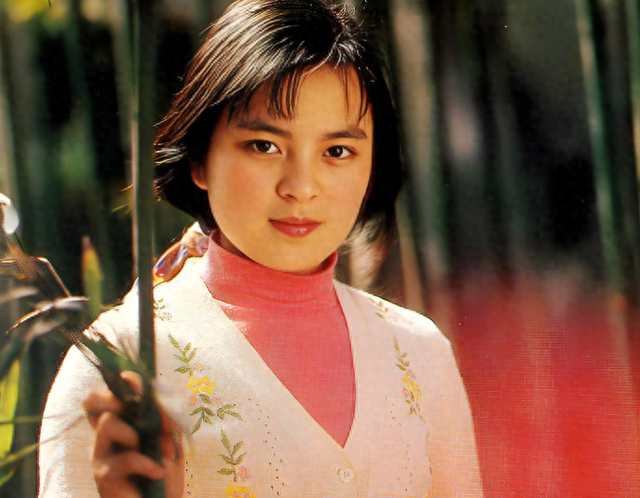 神奇的东方闻樱 一嫁摄像师 二嫁导演 现又和张国民出双入对 婚姻成谜