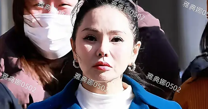 伊能静为了上春晚又动脸了？她脸变宽眼变小嘟嘟唇跟她年纪好违和