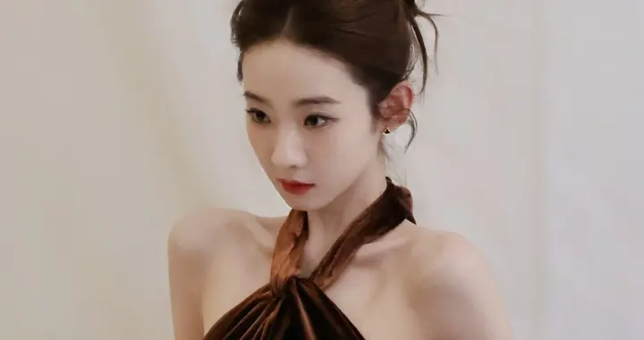 张艺凡真是美人胚子！棕色丝绒长裙上身，身姿窈窕太吸睛！