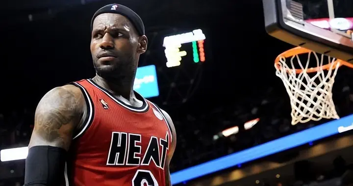 在3支球队夺冠有多难？NBA仅4人达成，老詹记录难破，霍里7冠在手