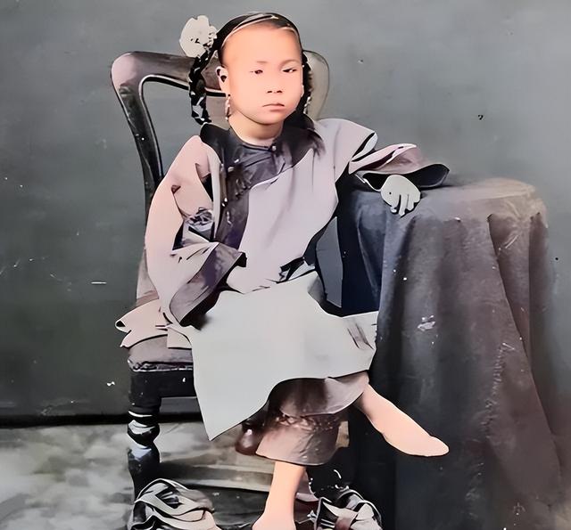 天乳运动有多疯狂：数万女性赤裸游街，禁止束胸违者罚款50大洋