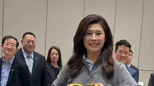 云海观：郑丽文参观中关村获赠仿生手  4