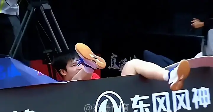 樊振东比赛太专注摔出场外，王曼昱一回头惊觉队友不见了。...